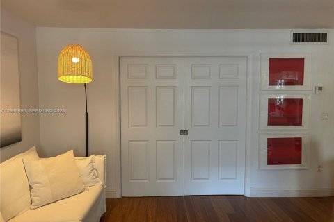 Condo in Miami Beach, Florida, 1 bedroom  № 2057676 - photo 10