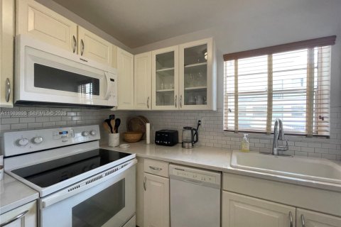 Condo in Miami Beach, Florida, 1 bedroom  № 2057676 - photo 8