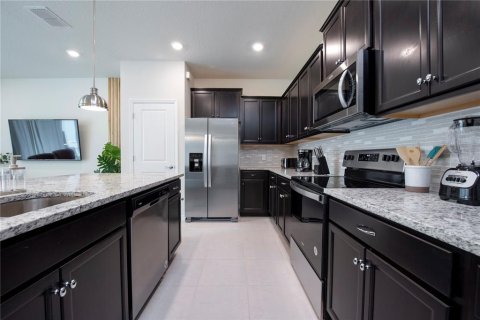 Townhouse in Davenport, Florida 5 bedrooms, 213.02 sq.m. № 2166146 - photo 10