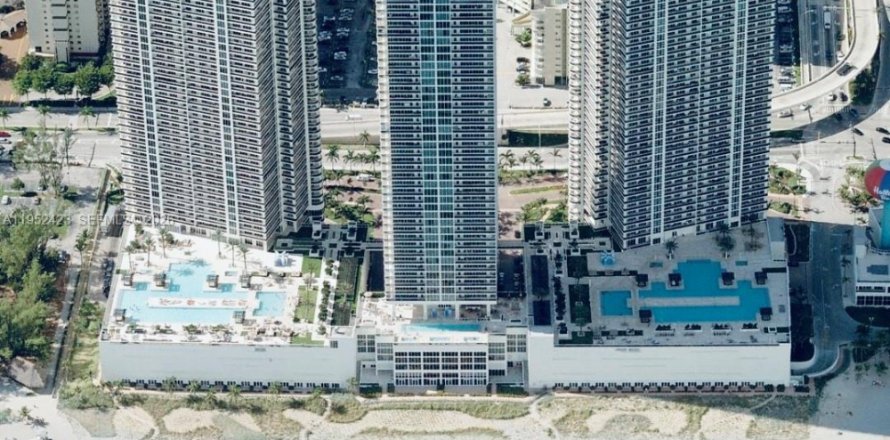 Кондоминиум с 3 спальнями в Халландейл-Бич, Флорида № 2008096