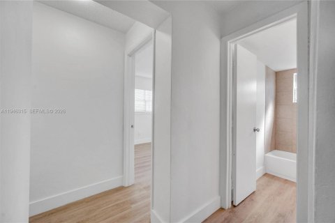 Apartment in Miami, Florida 2 bedrooms, 65.03 sq.m. № 2003042 - photo 13