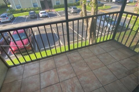 Condo in Miami, Florida, 3 bedrooms  № 1977024 - photo 30