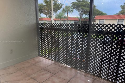 Condo in Miami, Florida, 3 bedrooms  № 1977024 - photo 18