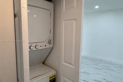 Condo in Miami, Florida, 3 bedrooms  № 1977024 - photo 13