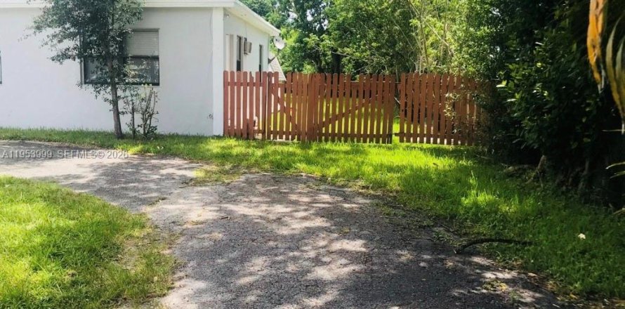 Commercial property in Dania Beach, Florida 37.16 sq.m. № 2010047