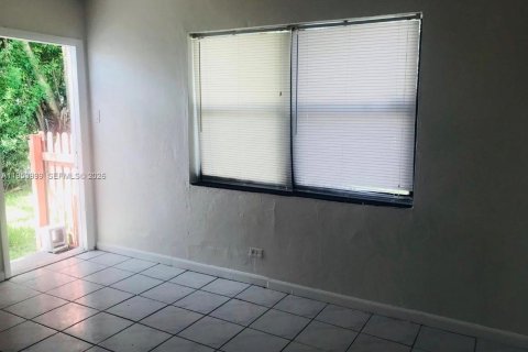 Commercial property in Dania Beach, Florida 37.16 sq.m. № 2010047 - photo 2