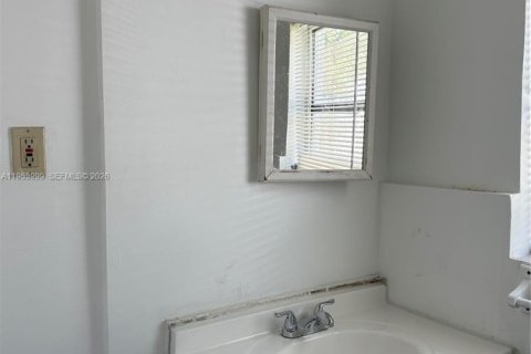 Commercial property in Dania Beach, Florida 37.16 sq.m. № 2010047 - photo 11