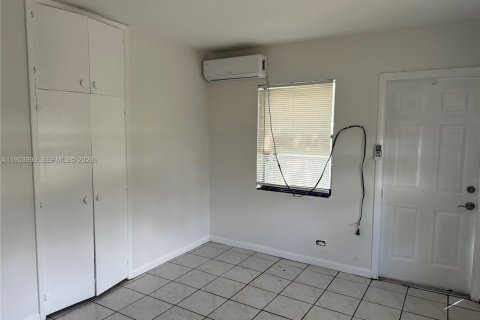 Commercial property in Dania Beach, Florida 37.16 sq.m. № 2010047 - photo 4