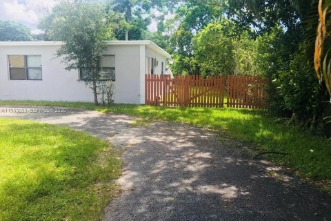 Commercial property in Dania Beach, Florida 37.16 sq.m. № 2010047 - photo 3