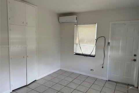 Commercial property in Dania Beach, Florida 37.16 sq.m. № 2010047 - photo 5