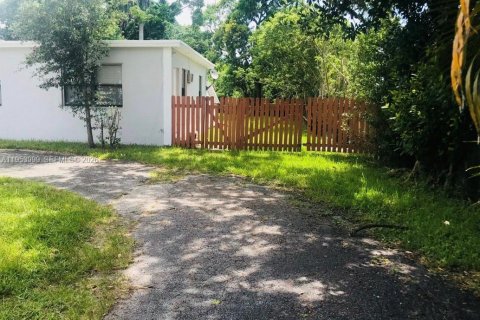 Commercial property in Dania Beach, Florida 37.16 sq.m. № 2010047 - photo 13