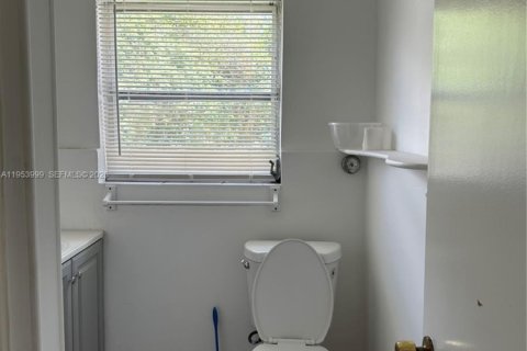 Commercial property in Dania Beach, Florida 37.16 sq.m. № 2010047 - photo 10