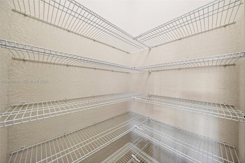 Купить таунхаус в Пемброк-Пайнс, Флорида 3 спальни, 198.16м2, № 2007836 - фото 12