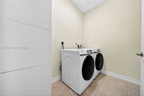 Купить таунхаус в Пемброк-Пайнс, Флорида 3 спальни, 198.16м2, № 2007836 - фото 18