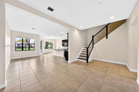 Купить таунхаус в Пемброк-Пайнс, Флорида 3 спальни, 198.16м2, № 2007836 - фото 8