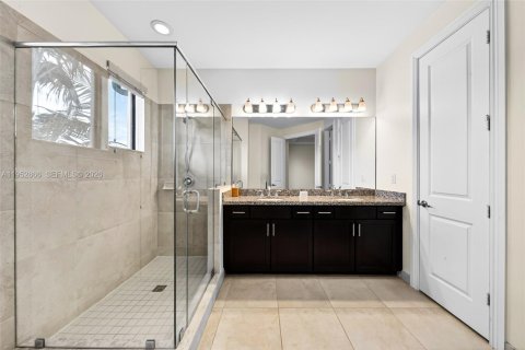 Купить таунхаус в Пемброк-Пайнс, Флорида 3 спальни, 198.16м2, № 2007836 - фото 21