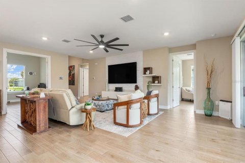 House in Punta Gorda, Florida 4 bedrooms, 230.49 sq.m. № 1912540 - photo 7