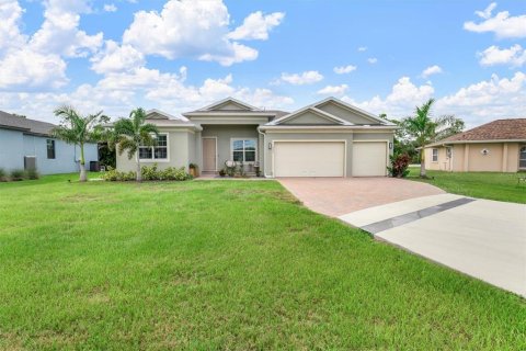 House in Punta Gorda, Florida 4 bedrooms, 230.49 sq.m. № 1912540 - photo 1