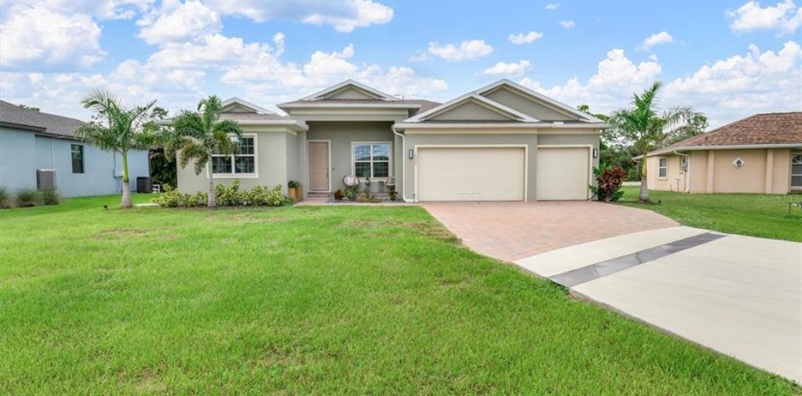 House in Punta Gorda, Florida 4 bedrooms, 230.49 sq.m. № 1912540