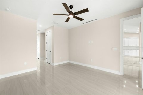 House in Cape Coral, Florida 4 bedrooms, 157.93 sq.m. № 1795896 - photo 14