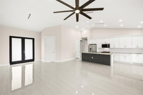 House in Cape Coral, Florida 4 bedrooms, 157.93 sq.m. № 1795896 - photo 3