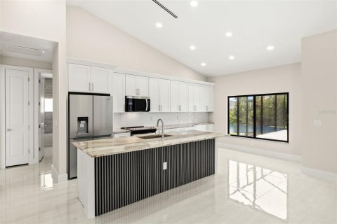 House in Cape Coral, Florida 4 bedrooms, 157.93 sq.m. № 1795896 - photo 6