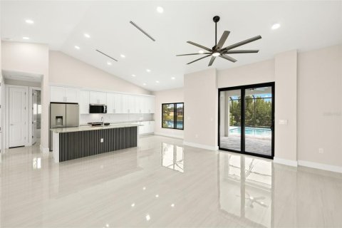 House in Cape Coral, Florida 4 bedrooms, 157.93 sq.m. № 1795896 - photo 2