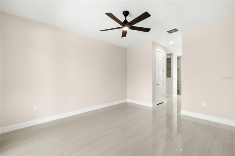House in Cape Coral, Florida 4 bedrooms, 157.93 sq.m. № 1795896 - photo 12