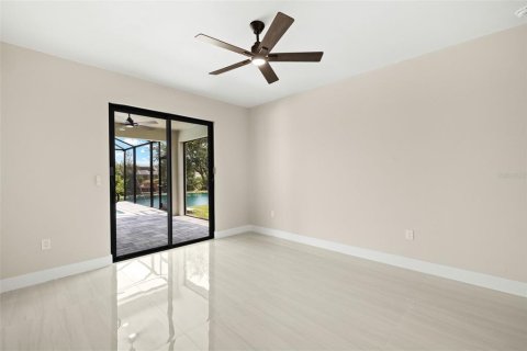 House in Cape Coral, Florida 4 bedrooms, 157.93 sq.m. № 1795896 - photo 11