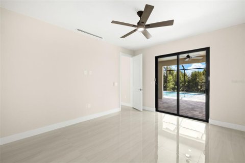 House in Cape Coral, Florida 4 bedrooms, 157.93 sq.m. № 1795896 - photo 13
