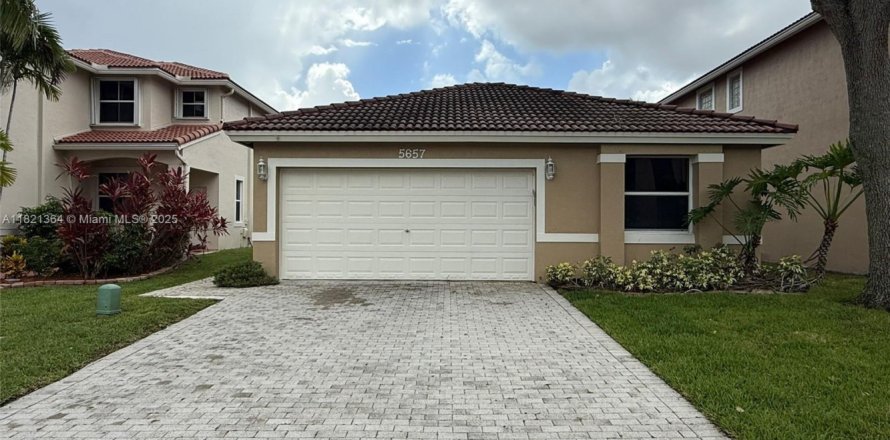 Casa en Coral Springs, Florida 3 dormitorios, 152.55 m2 № 1781510