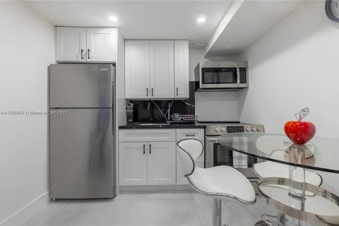 Villa ou maison à louer à Miami, Floride: 1 chambre, 239.5 m2 № 1863439 - photo 4