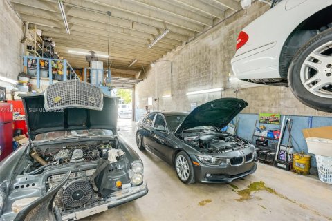 Commercial property in Miami, Florida № 2031466 - photo 12