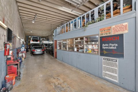 Commercial property in Miami, Florida № 2031466 - photo 9