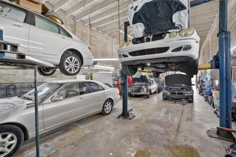 Commercial property in Miami, Florida № 2031466 - photo 13