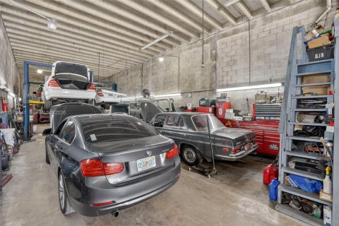 Commercial property in Miami, Florida № 2031466 - photo 11