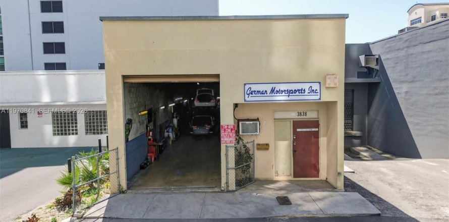 Commercial property in Miami, Florida № 2031466