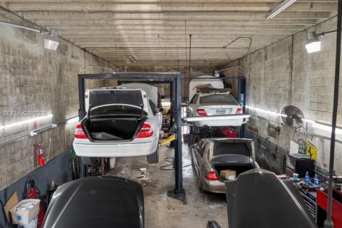 Commercial property in Miami, Florida № 2031466 - photo 8