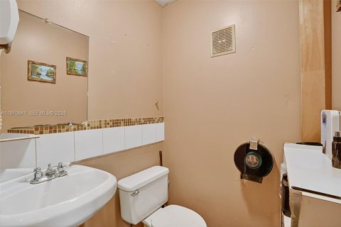 Commercial property in Miami, Florida № 2031466 - photo 17