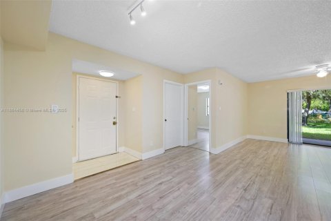 Condo in Hollywood, Florida, 2 bedrooms  № 1892596 - photo 24