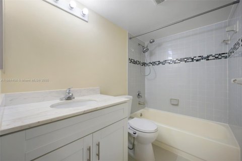 Condo in Hollywood, Florida, 2 bedrooms  № 1892596 - photo 14