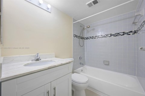 Condo in Hollywood, Florida, 2 bedrooms  № 1892596 - photo 11