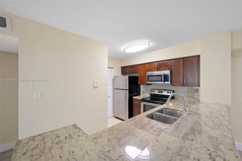 Condo in Hollywood, Florida, 2 bedrooms  № 1892596 - photo 16