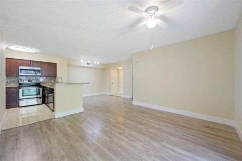 Condo in Hollywood, Florida, 2 bedrooms  № 1892596 - photo 18