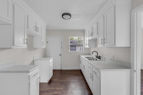 House in Jacksonville, Florida 4 bedrooms, 112.97 sq.m. № 2387185 - photo 6