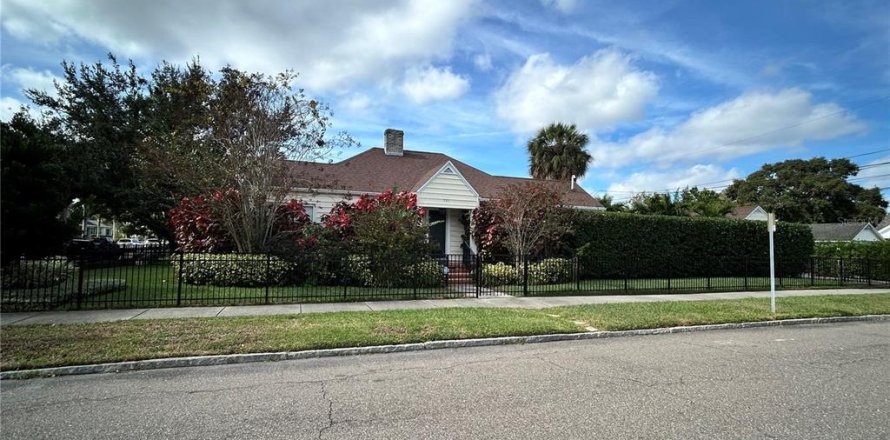 House in Saint Petersburg, Florida 2 bedrooms, 118.36 sq.m. № 2228154