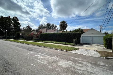 House in Saint Petersburg, Florida 2 bedrooms, 118.36 sq.m. № 2228154 - photo 2