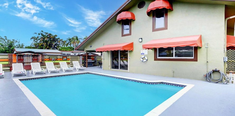 Casa en Hollywood, Florida 5 dormitorios, 229.47 m2 № 1860262