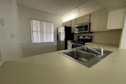 Condo in Coral Springs, Florida, 2 bedrooms  № 1980901 - photo 2