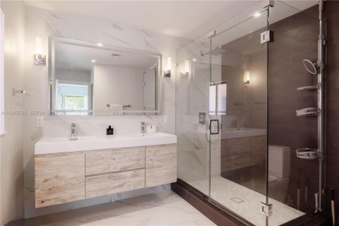 House in Miami, Florida 3 bedrooms, 163.42 sq.m. № 2010284 - photo 8
